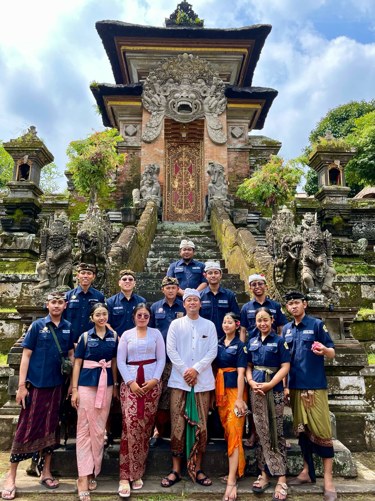 Foto bersama di Pura Samuan Tiga
